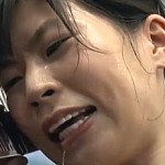 背の高い新人OLが電車内で電流陵辱され汗だくで潮吹き足ガク痙攣！青山沙希