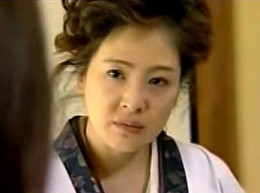 割烹着姿の高齢熟女母がED夫の代わりに息子と近親相姦！松田優子