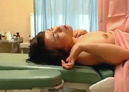 婦人科治療に来た美人妻が分娩台で中年医師に潮吹かされ中出しされる