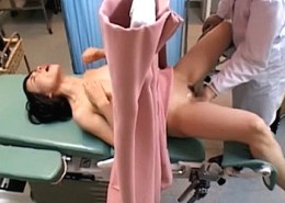 婦人科治療に来た美人妻が分娩台で中年医師に潮吹かされ中出しされる2