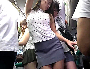 色っぽい泣きぼくろの人妻がバスの中で男子学生を逆痴漢！ヨダレを垂らし若いチンポでビクビク痙攣マジイキまくり！通野未帆