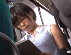 文学美少女JKがバスの中でリモバイ突っ込まれ大量お漏らし！青姦陵辱で足ガク痙攣！紗倉まな