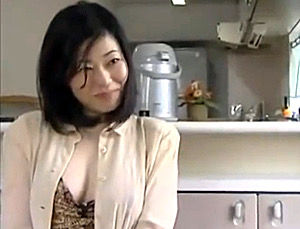 ポッチャリ巨乳の団地妻が朝から絶倫夫に泣かされビクビク痙攣！北条アミ