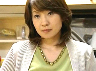 妖艶な美熟女人妻の半端ない潮吹き大洪水！ノーブラで義父を誘惑して大量潮吹き！大沢萌