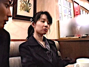 ポニーテールの清楚な人妻が土下座ナンパされ色黒マッチョな男達に無茶苦茶にされ連続顔射の制裁！美月ゆう子