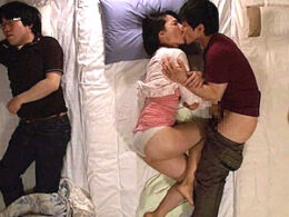 巨乳美熟女が息子の同級生に夜這いされ若いチンポで征服され痙攣イカされまくる!本田莉子・潮見百合子・安野由美