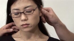 地味顔ですがスケベボクロとメガネが色っぽい巨乳人妻がビクビク痙攣マジイキ！大越はるか