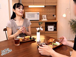 黒乳首でマン毛ボーボーの細身熟女