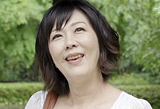 ショートカット高齢美熟女がマッチョ大学生に激しく突かれてガチ痙攣！円城ひとみ