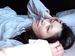 仕事に疲れたスッピン顔の人妻OLが社内浮気でスタイルいい体を痙攣させイキまくる！弘川れいな