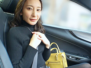 ガリガリ細身で巻き髪がエロいアラサー美人妻がハメ撮り浮気SEXでビクビク痙攣マジイキ!足立友梨