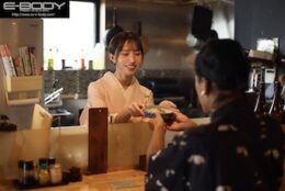 お椀型巨乳の料亭女将がAVデビューの3Pで真っ赤な顔で白目剥きガクガク激痙攣マジイキ連発！佐野秋帆