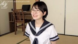 学級委員とかしてそうなメガネ女子がセーラー服姿で巨根大人とガクガク痙攣イキまくる調教SEX！小松本果