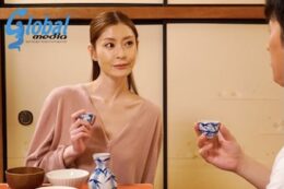 ガリガリ細身でスタイル抜群で美人の義母が娘婿にハマり噴水ハメ潮吹き痙攣！葵百合香