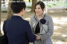 黒乳首で巨乳のムッチリ美熟女の継母が息子の卒業式に中出しSEXでビクビク痙攣イキ！椎名ゆな